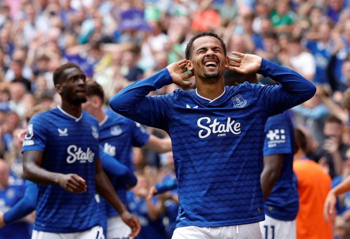 Iliman Ndiaye của Everton nằm trong danh sách rút gọn của Man Utd. (Ảnh: AP)