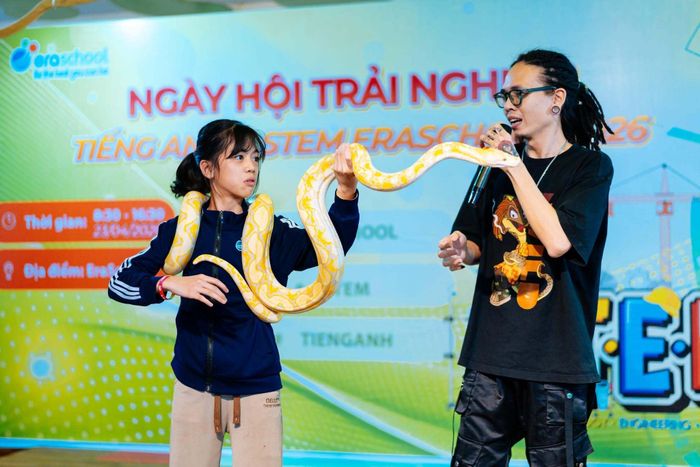 Anh Nguyễn Anh Duy (phải) tổ chức nhiều chương trình tìm hiểu về bò sát, nhằm nâng cao nhận thức vào bảo tồn hệ sinh thái.