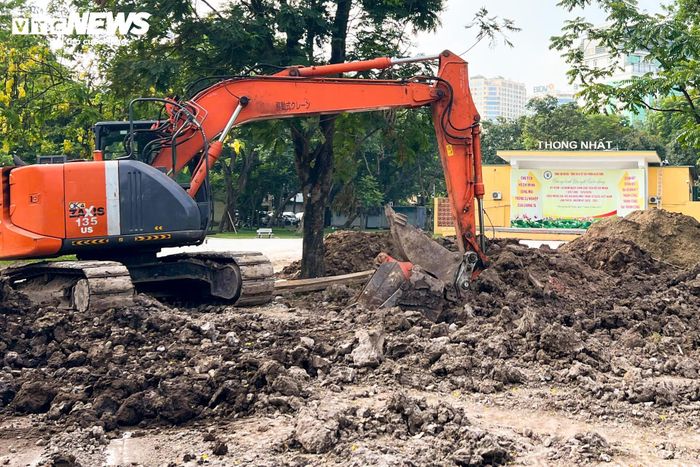 Tại hồ Bảy Mẫu, các hạng mục thuộc dự án chống ngập cũng đang được triển khai khẩn trương. Công trình tập trung vào việc hoàn thiện hệ thống thu gom, điều tiết và tiêu thoát nước nhằm nâng cao khả năng vận hành của mạng lưới thoát nước khu vực nội đô trước mùa mưa bão năm nay.