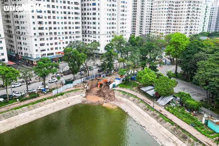 Hiện nay, một phần diện tích công viên hiện được quây tôn để phục vụ thi công dự án cải tạo hạ lưu sông Kim Ngưu kết nối với trạm bơm Yên Sở. 
