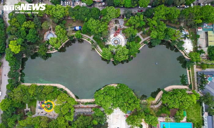 Tại khu vực phía Nam thành phố, công viên Bắc Linh Đàm sau cải tạo đã trở thành địa điểm sinh hoạt, vui chơi quen thuộc của người dân với hệ thống cây xanh, đường dạo và hồ nước được chỉnh trang đồng bộ.