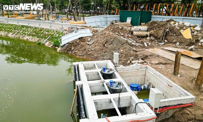 Hiện các đơn vị thi công đang đẩy nhanh tiến độ xây dựng trạm bơm, bể điều tiết và hệ thống thoát nước tại khu vực hồ điều hòa trong công viên. Công trình có công suất thiết kế khoảng 0,5 m3/giây, góp phần tăng khả năng tiêu thoát nước cho lưu vực sông Tô Lịch - Tả Nhuệ, đồng thời giảm nguy cơ ngập úng cục bộ khi xảy ra mưa lớn.