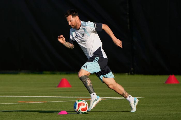 Messi và Mbappe có cơ hội trở thành cầu thủ ghi bàn nhiều nhất World Cup. (Ảnh: AP)