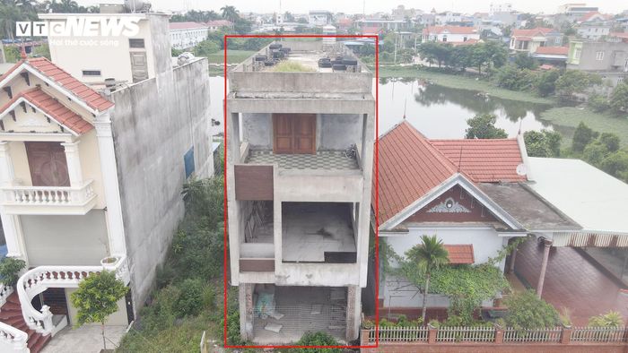 Ngôi nhà 3 tầng của gia đình ông Lã Văn Kiên xây dựng năm 2020 gần hoàn thiện thì xảy ra tranh chấp với bà Đoàn Thiên Hương qua nhiều năm chưa được giải quyết dứt điểm.