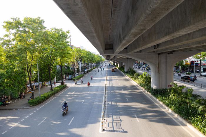 Tuyến Vành đai 3 trên cao đoạn từ cầu Mai Dịch đến cầu Thăng Long có chiều dài hơn 5,3 km, trong đó phần cầu cạn chiếm hơn 4,8 km. Công trình được xây dựng theo tiêu chuẩn đường cao tốc với 4 làn xe lưu thông, mỗi làn rộng 3,75 m, bố trí thêm 2 làn dừng khẩn cấp, các dải an toàn và dải phân cách giữa. Tuyến đường được thiết kế để khai thác với tốc độ tối đa 100 km/h. Toàn bộ kết cấu cầu sử dụng 2.286 gối cầu.