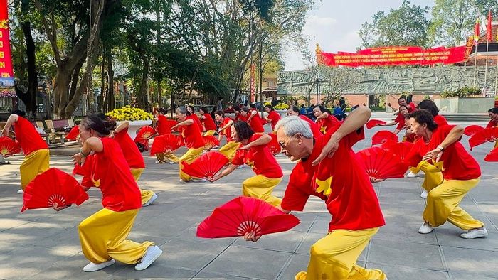 Người cao tuổi Thủ đô sống vui -sống khỏe - sống hạnh phúc. Ảnh: Bảo Lâm