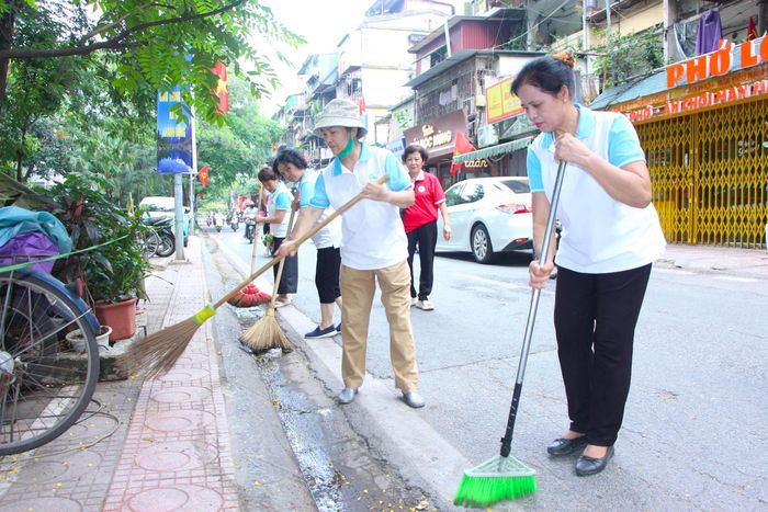 Người dân phường Giảng Võ tổng vệ sinh môi trường sau lễ phát động. Ảnh: TT