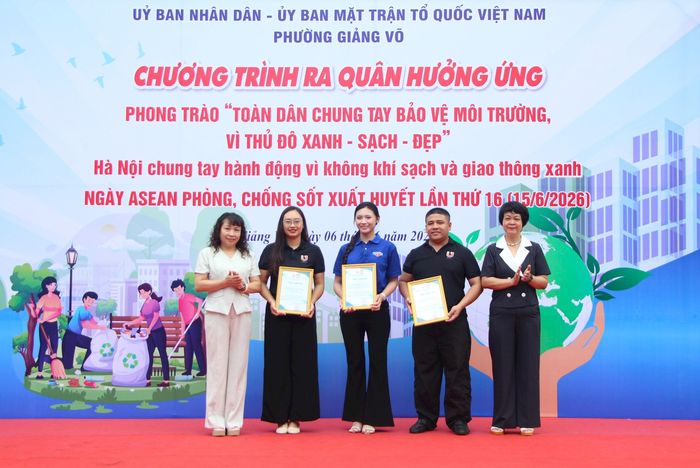 Lãnh đạo UBND, Ủy ban Mặt trận Tổ quốc Việt Nam phường Giảng Võ trao thư cảm ơn đến các đơn vị, cá nhân đồng hành cùng chương trình. Ảnh: TT