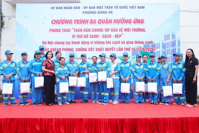 Lãnh đạo phường Giảng Võ và đơn vị đồng hành tặng quà công nhân vệ sinh môi trường. Ảnh: TT