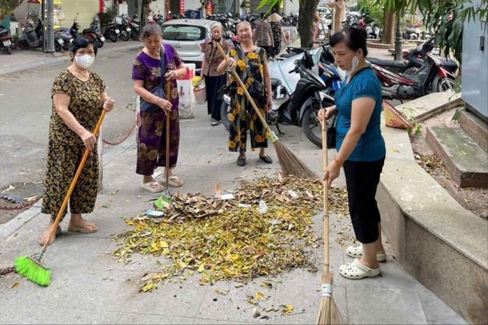 Ngay sau lễ phát động, 61 khu dân cư, 103 tổ dân phố trên địa bàn phường cũng đồng loạt tổ chức ra quân hưởng ứng. Ảnh: An Quyên