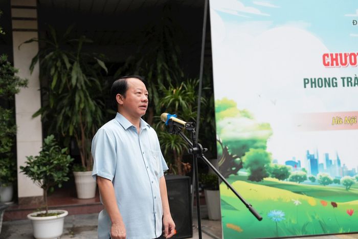 Phó Chủ tịch UBND phường Văn Miếu - Quốc Tử Giám Đoàn Thu Hà bày tỏ mong muốn các lực lượng và nhân dân trên địa bàn đoàn kết, đồng lòng trong giữ gìn trật tự đô thị, vệ sinh môi trường. Ảnh: An Quyên