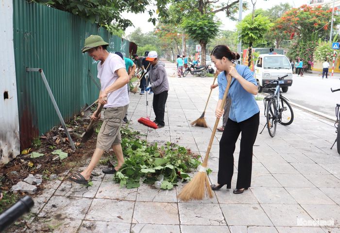 Đông đảo cán bộ, đoàn viên, hội viên và nhân dân phường Kiến Hưng tham gia tổng vệ sinh môi trường trên địa bàn. Ảnh: Tuấn Điệp