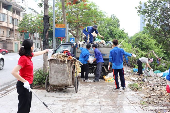 Đoàn Thanh niên phường Kiến Hưng tích cực tham gia các hoạt động bảo vệ môi trường, xây dựng đô thị văn minh. Ảnh: Tuấn Điệp