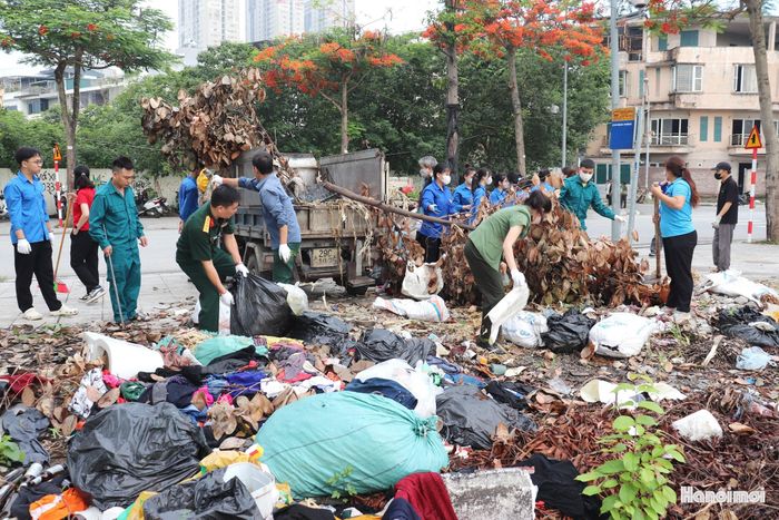Các lực lượng cùng nhân dân chung tay xóa bỏ các điểm tập kết rác tự phát trên tuyến phố Hoàng Đôn Hòa. Ảnh: Tuấn Điệp