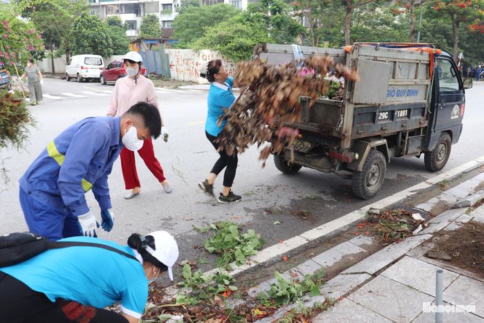 Hoạt động ra quân góp phần nâng cao ý thức cộng đồng, xây dựng phường Kiến Hưng xanh - sạch - đẹp và phát triển bền vững. Ảnh: Tuấn Điệp
