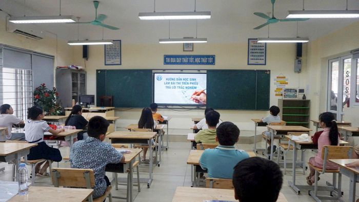 Trước giờ thi, các thí sinh được xem video clip hướng dẫn cách làm bài thi. Ảnh: B.Duy