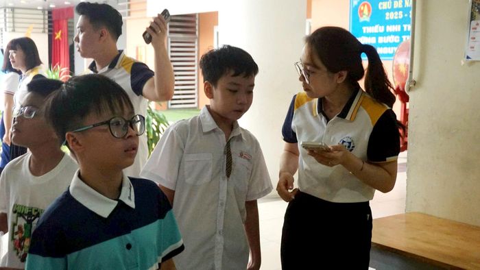 Học sinh được các thầy cô hướng dẫn vào đúng phòng thi. Ảnh: B.Duy