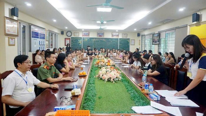 Hội đồng coi thi có sự tham gia của giáo viên tiểu học, THCS trên địa bàn phường. Ảnh: B.Duy
