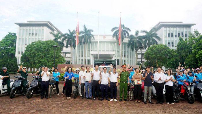 Lãnh đạo phường Việt Hưng và các lực lượng tại lễ ra quân. Ảnh: B.Duy