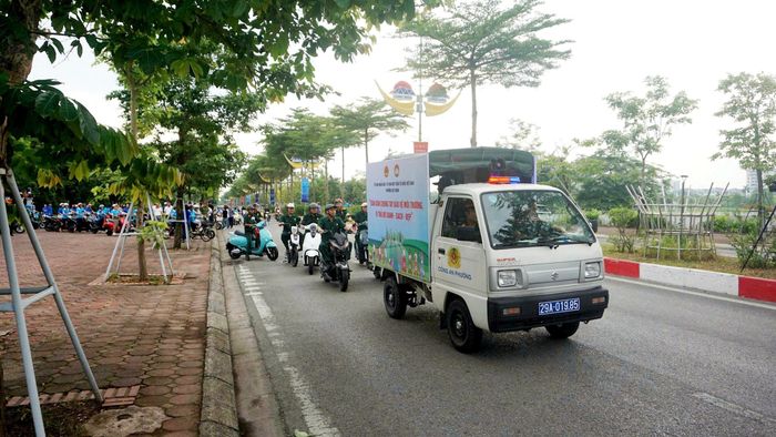 Các lực lượng trên địa bàn phường đồng loạt ra quân sáng 6-6. Ảnh: B.Duy
