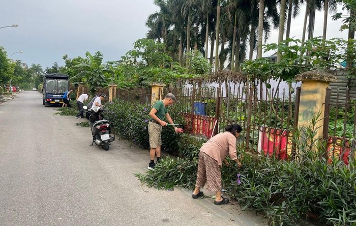 Người dân tham gia dọn dẹp tại khu dân cư. Ảnh: B.Duy