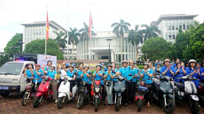 Hội viên phụ nữ và đoàn viên thanh niên tham dự lễ ra quân. Ảnh: B.Duy