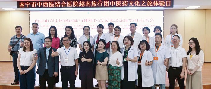 Doanh nghiệp du lịch và y tế Hà Nội hợp tác với doanh nghiệp Trung Quốc trao đổi khách 2 chiều thông qua xây dựng tour y tế tại Bệnh viện kết hợp Đông - Tây y Nam Ninh. Ảnh: Hoài Nam