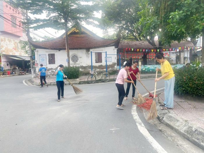 Giữ gìn vệ sinh môi trường khu vực di tích. Ảnh: Đỗ Phương