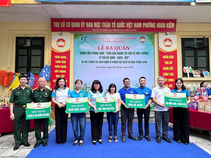 Chủ tịch Ủy ban MTTQ Việt Nam phường Hoàn Kiếm Nguyễn Thị Ngọc Anh (thứ 5 từ trái sang) tại lễ phát động. Ảnh: Công Thọ