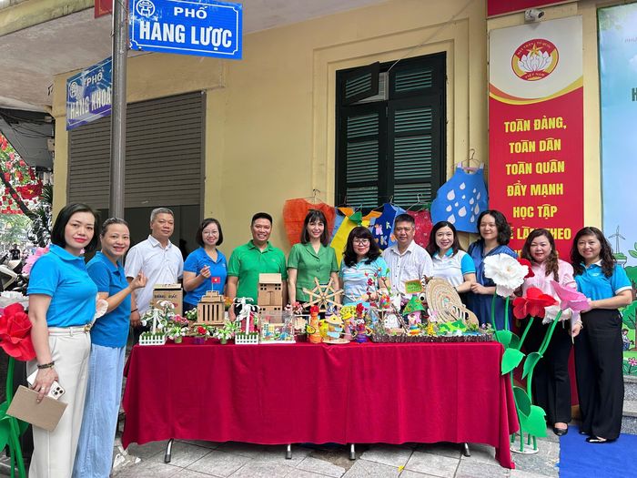 Phó Bí thư Thường trực Đảng ủy, Chủ tịch HĐND phường Hoàn Kiếm Trương Thị Thanh Nhàn (thứ 6 từ trái sang) tham dự lễ phát động. Ảnh: Công Thọ