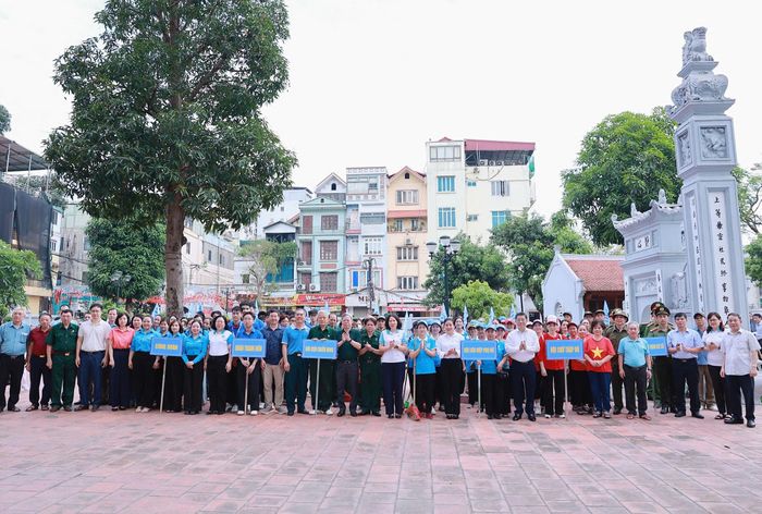 Đông đảo cán bộ, đoàn viên, hội viên và Nhân dân phường Thanh Xuân hưởng ứng phong trào bảo vệ môi trường. Ảnh: Tùng Lâm