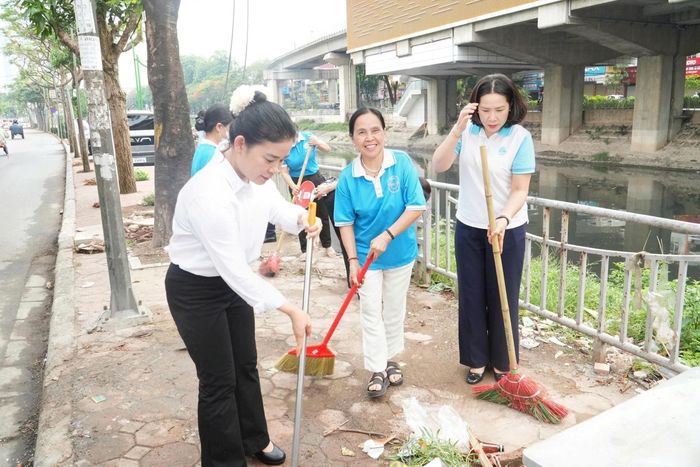 Đồng chí Lê Kim Anh, Thành ủy viên, Phó Chủ tịch Ủy ban Mặt trận Tổ quốc Việt Nam thành phố Hà Nội, Chủ tịch Hội Liên hiệp Phụ nữ thành phố Hà Nội và đồng chí Trần Thị Thu Hà, Phó Bí thư Thường trực Đảng ủy phường Thanh Xuân, tham gia hoạt động hưởng ứng sau lễ phát động. Ảnh: Tùng Lâm