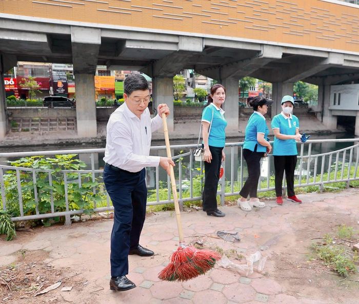 Chủ tịch Ủy ban MTTQ Việt Nam phường Thanh Xuân Nguyễn Xuân Hải tham gia tổng vệ sinh môi trường tại khu vực ven sông Tô Lịch sau lễ phát động. Ảnh: Tùng Lâm
