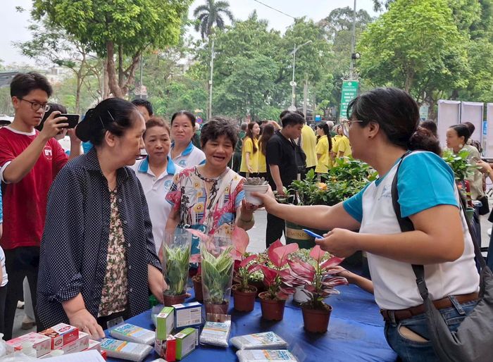 Đông đảo nhân dân hưởng ứng các hoạt động của chương trình. Ảnh: Hiền Chi