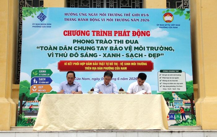 Đại diện các đơn vị tham gia ký kết chương trình phối hợp bảo đảm trật tự đô thị - vệ sinh môi trường trên địa bàn phường Cửa Nam. Ảnh: Lê Phương