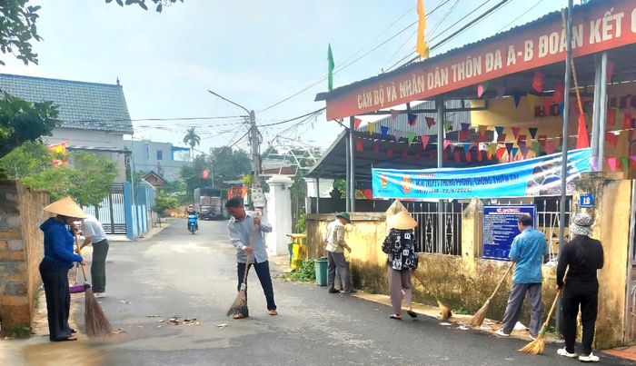 Người dân tham gia tổng vệ sinh môi trường ngay sau lễ phát động. Ảnh: Thu Phương