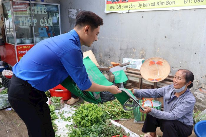 Bảo vệ môi trường từ việc làm hàng ngày đó là đi chợ không sử dụng túi thân thiện với môi trường. Ảnh: Thu Phương
