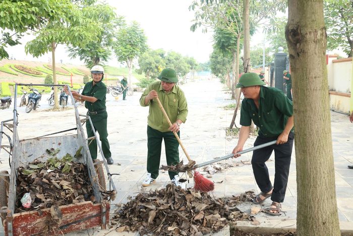 Hội viên Hội Cựu chiến binh xã Mê Linh tham gia hoạt động bảo vệ môi trường. Ảnh: PV