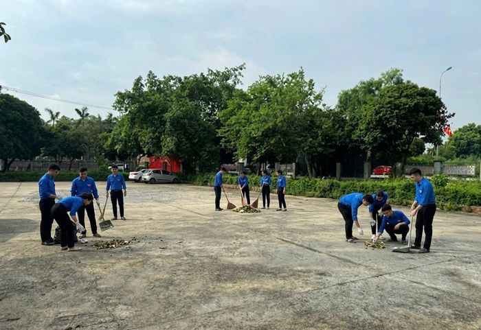 Đoàn viên, thanh niên xã quét dọn, thu gom rác thải tại khu dân cư. Ảnh: PV