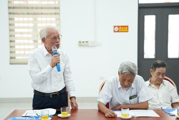 Nguyên cán bộ, đảng viên xã Thuận An góp ý đề án sắp xếp thôn, tổ dân phố. Ảnh: Vân Thư