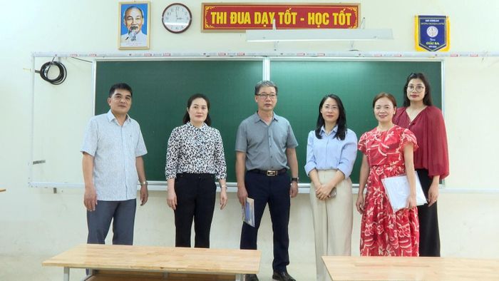 Kiểm tra công tác chuẩn bị tại điểm thi Trường THCS Kim Chung. Ảnh: CH