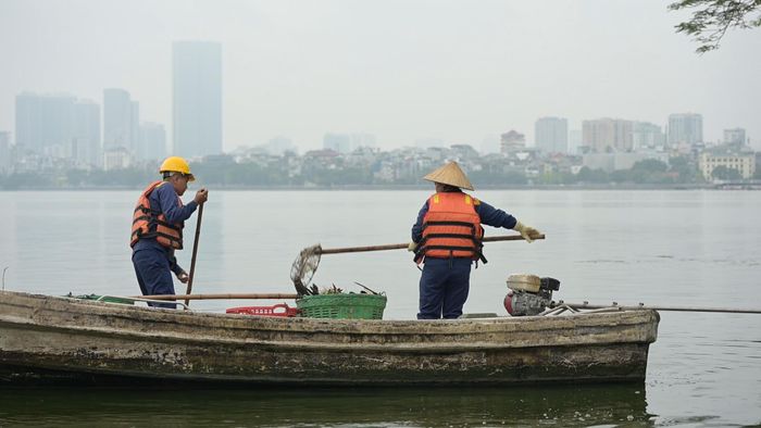 Hồ Tây luôn được giữ sạch sẽ cả mặt nước và đường bao xung quanh.