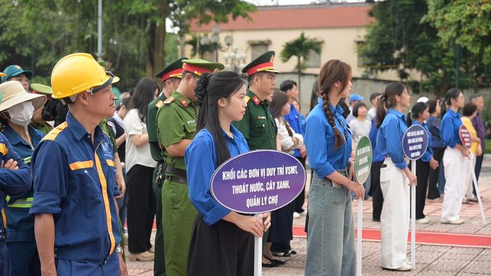 Các cơ quan, đơn vị và nhân dân phường Tây Hồ hưởng ứng hành động vì môi trường xanh.