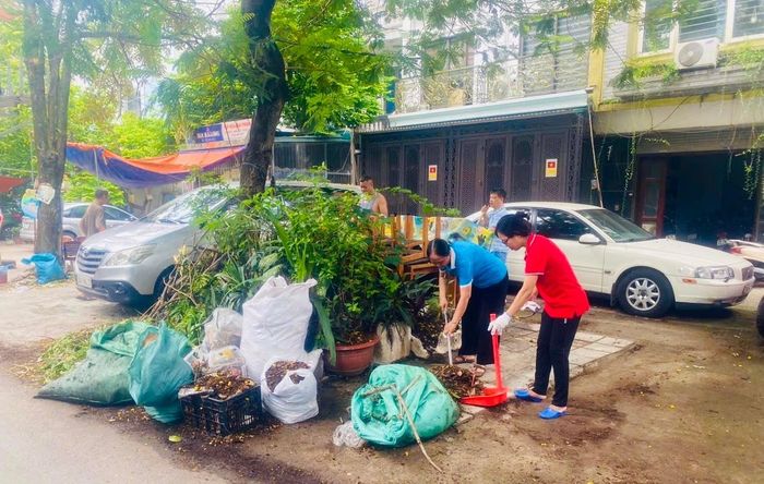 Rác thải được thu gom vào bao tải để chờ người chở đến nơi tập kết. Ảnh: HM