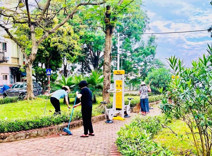 Khu vực vườn hoa công cộng được các hội viên quét dọn sạch sẽ. Ảnh: HM