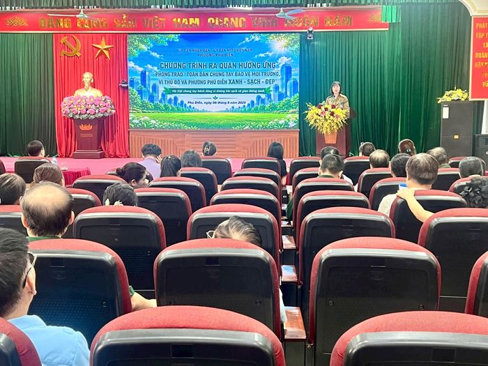 Bà Hoàng Thị Thủy, Phó Bí thư Thường trực Đảng ủy phường Phú Diễn phát biểu phát động lễ ra quân làm sạch môi trường.