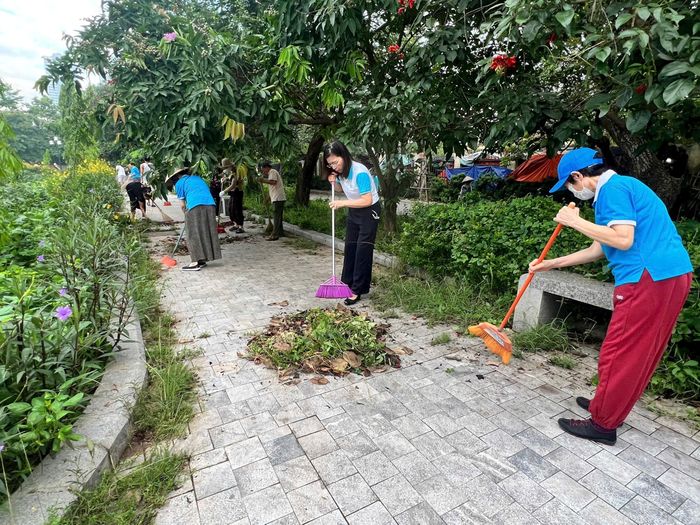 Cán bộ, đoàn viên, hội viên các tổ chức chính trị - xã hội, 19 tổ dân phố Mai Dịch tích cực quét, dọn, thu gom rác tại các khu vực vườn hoa của công viên.