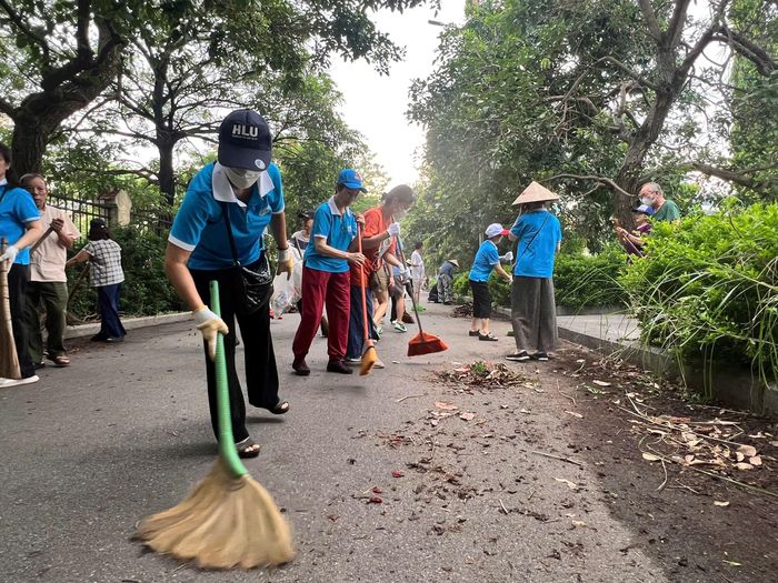 Các thành viên tổ công tác tích cực dọn dẹp, làm sạch Công viên Hồ điều hòa Mai Dịch.