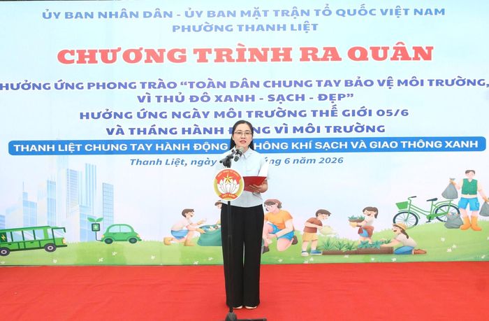 Chủ tịch Ủy ban MTTQ Việt Nam phường Tạ Thu Sa phát biểu tại buổi lễ. Ảnh: PV