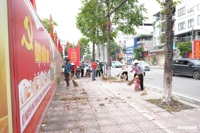 Đông đảo cán bộ, đoàn viên, hội viên, đoàn viên đã tích cực tham gia vệ sinh môi trường. Ảnh: Mai Quý